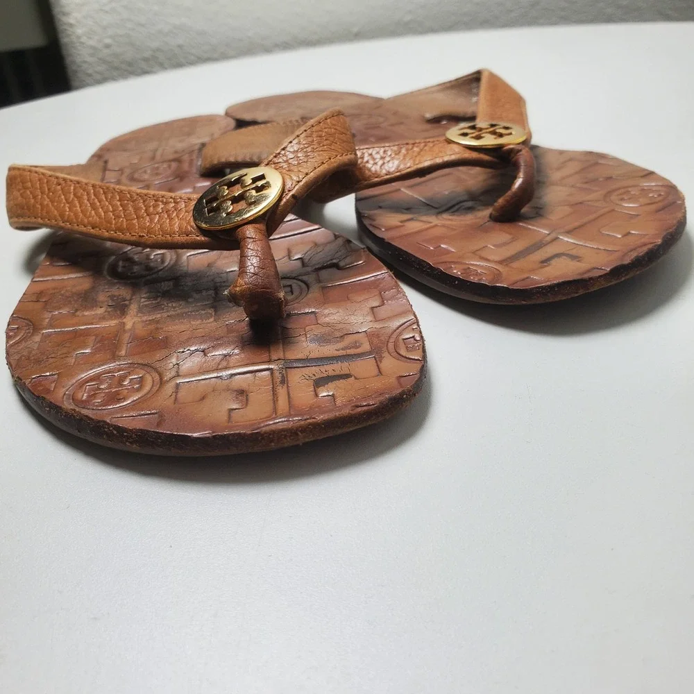 Tory Burch Miller Tan Leather Logo Medallion Thong Sandal 6M Flip Flops 50908667